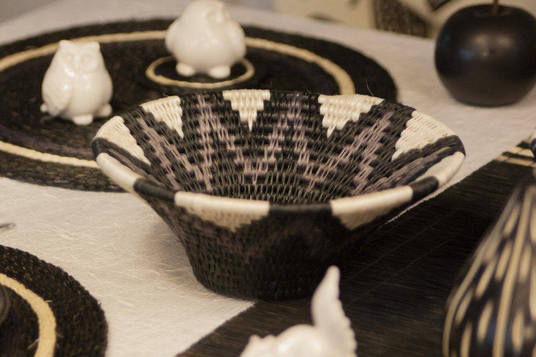 table décorée avec une paniere lavumisa collection mono en fibre naturelle