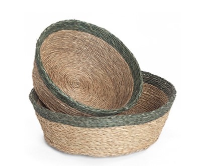 Panière ronde en fibre naturelle couleur tabac avec une bordure vert forêt