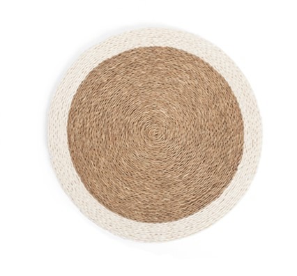 Set de table rond en fibre naturelle tressée couleur tabac avec une bordure blanche
