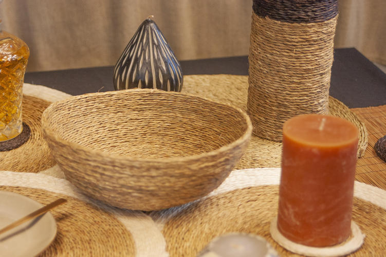 décoration de table avec une panière en fibre naturelle, sets de table et bougies